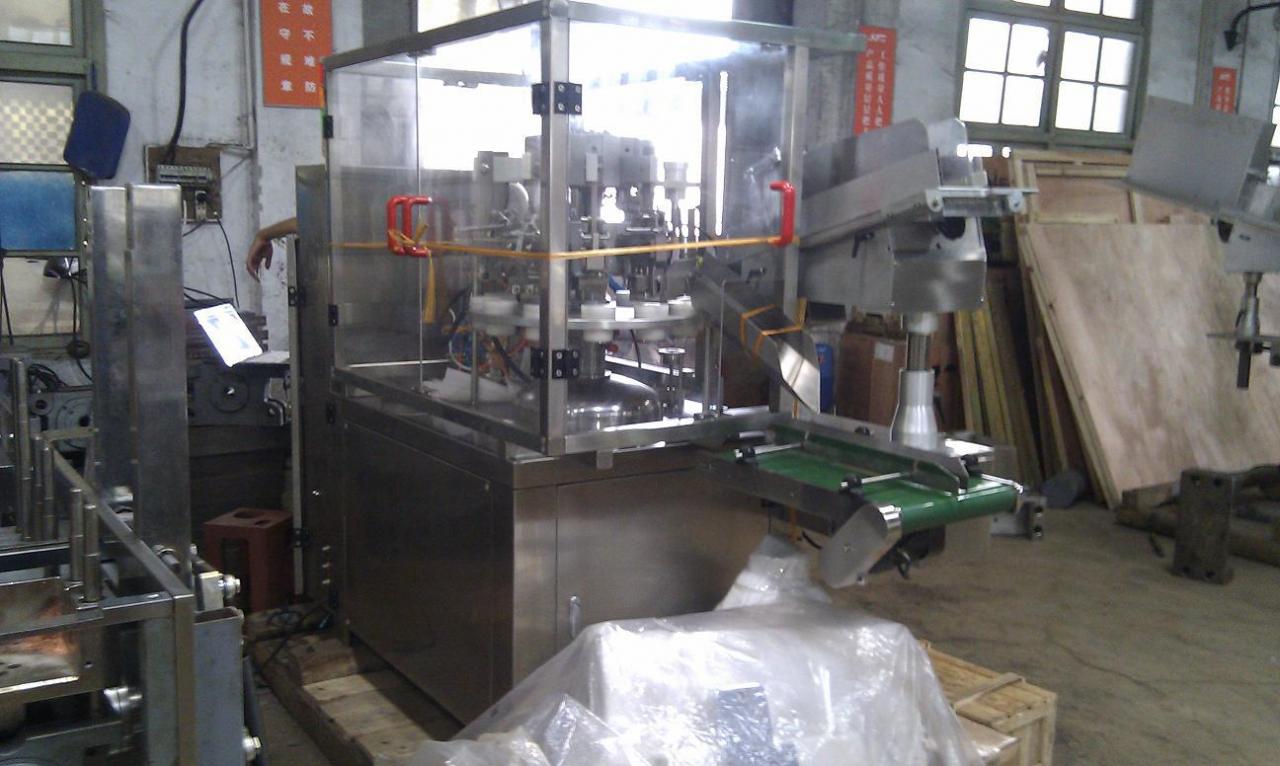 semi automatic tubes filling sealing with protective chamber camera protettiva per sigillatrice riempitrice tubetto.jpg