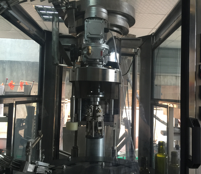 all'interno del macchinario di tappatura ropp.jpg