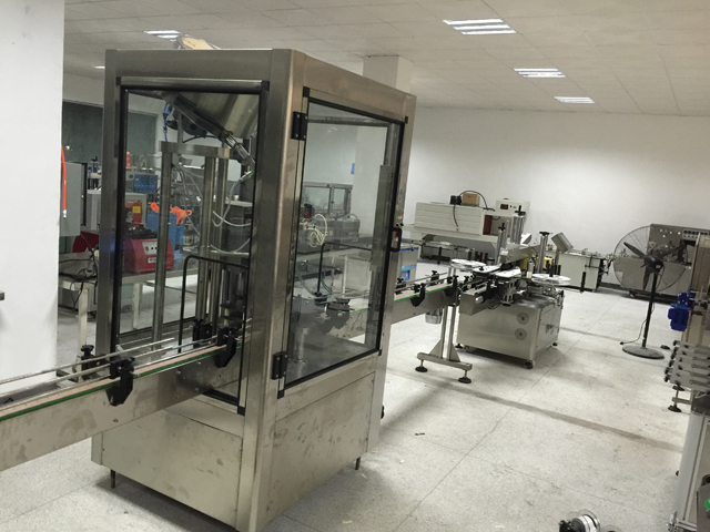 etichettatrice linea di tappatura.jpg