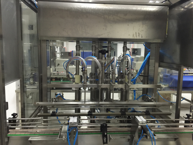 quattro teste di riempimento macchinari.jpg