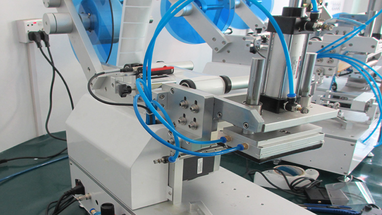 Etichettatrice per sacchetti di plastica con beccuccio semiautomatica per superfici piane