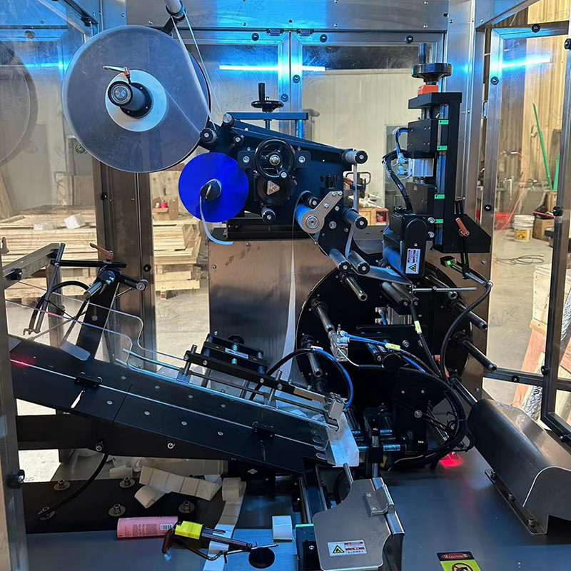 Etichettatrice automatica per tubi morbidi in plastica con sistema di alimentazione dei tubi