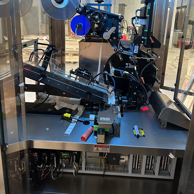 Etichettatrice automatica per tubi morbidi in plastica con sistema di alimentazione dei tubi