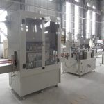 Linea di riempimento e tappatura automatica di bottiglie con collo angolare per liquidi corrosivi