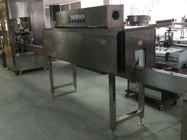 linea di sigillatura tappi restringimento.jpg