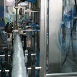 Macchina automatica per riempimento, tappatura, etichettatura, incartonamento e sovraimballaggio di bottiglie