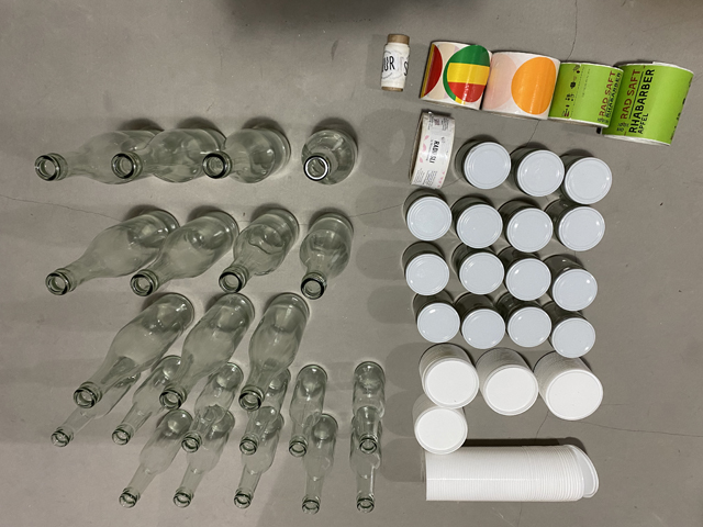 bottiglie rotoli etichette coperchi campioni.JPG