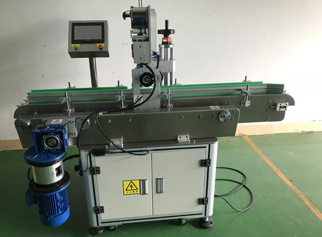 etichettatrice rossetto macchina personalizzata.jpg