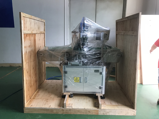 macchina etichettatrice per rossetti.jpg