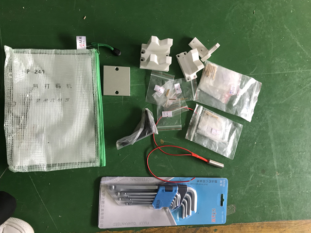 pezzi di ricambio per etichettatura del fondo del rossetto.jpg