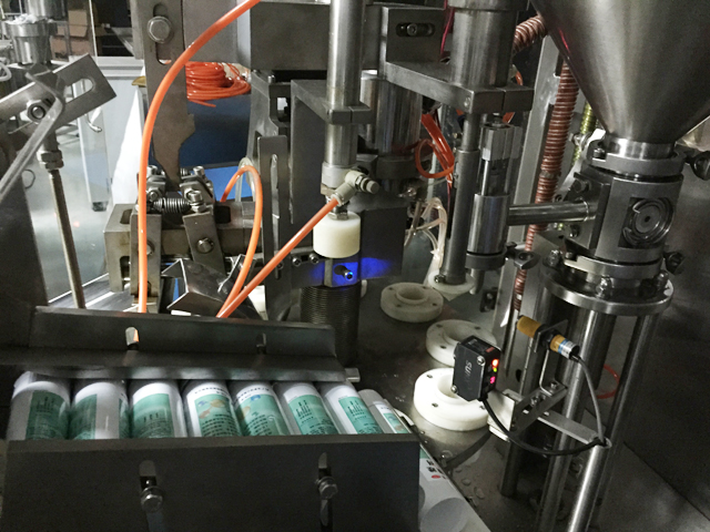 tubes holding feeding system sistema automatico di alimentazione dei tubi per il riempimento e la sigillatura.jpg