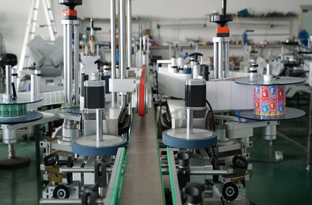 macchinario per etichettatura bifacciale.jpg