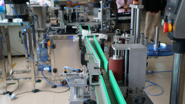 riempimento tappatura etichettatura.jpg