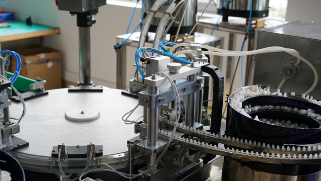 Riempimento ROTANTE di e-liquid in bottiglie di plastica.jpg