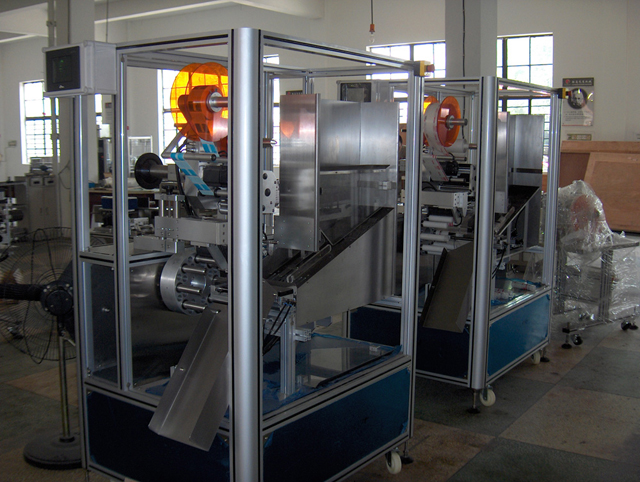 tubes labeling machine in stock macchinari per etichettatura tubi.jpg