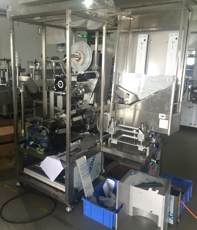 macchinari in fabbrica etichettatura tubi.jpg