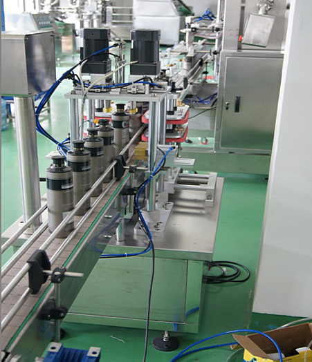 automatic capping machine with manual caps feeder system tappatrice automatica con alimentazione manuale dei tappi.jpg