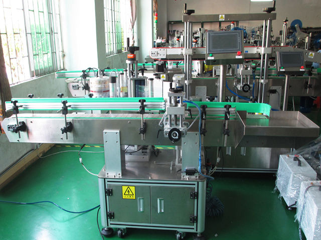labeling machine with positioning system ATTREZZATURE PER ETICHETTATURA BOTTIGLIE PLC.jpg