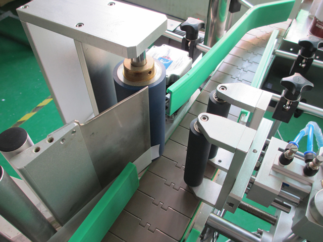 PLC controlling system bottle labeling machine ATTREZZATURE PER ETICHETTATURA BOTTIGLIE PLC2.jpg