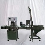 Macchina tappatrice automatica lineare sottovuoto per barattoli di vetro nell'industria alimentare