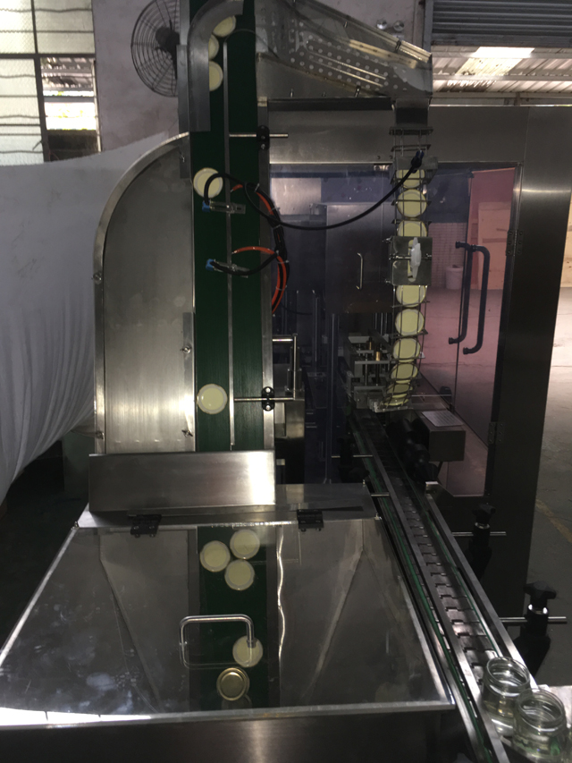 processo di tappatura sottovuoto dei barattoli.JPG