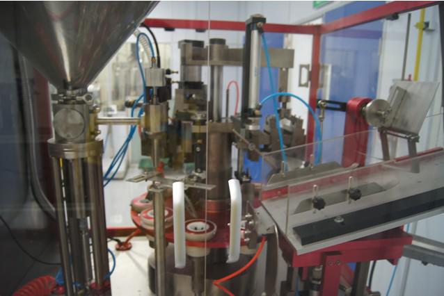 automatic tubes filling sealing machine for toothpaste serbatoio di stoccaggio.jpg