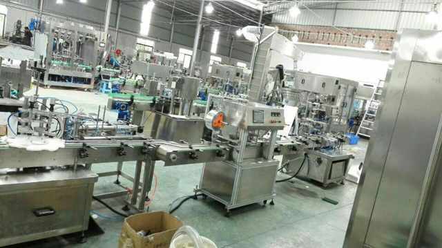 linea di riempimento barattoli in fabbrica.jpg