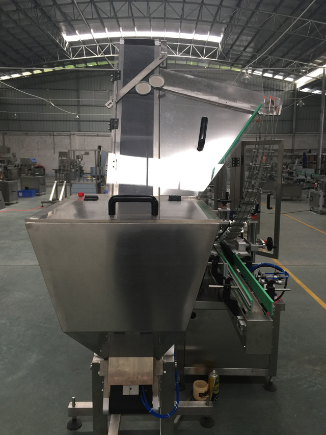 sistema di alimentazione automatica dei tappi.jpg