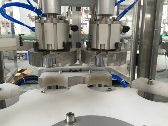 Macchina tappatrice sottovuoto.jpg