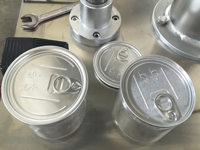 macchina tappatrice per lattine di metallo.jpg