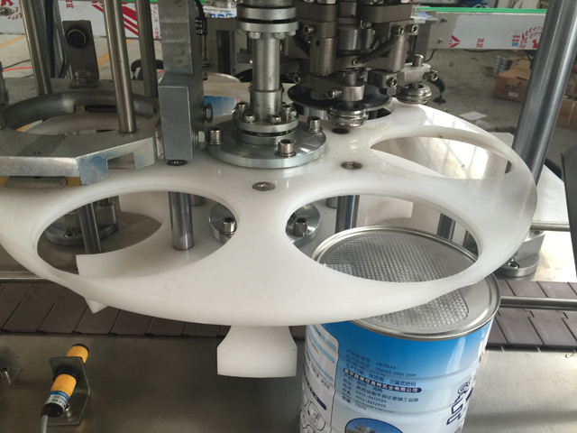 macchina per inscatolamento di lattine di metallo.jpg