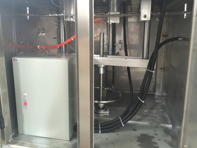 macchina tappatrice sigillatrice lattine all'interno.jpg