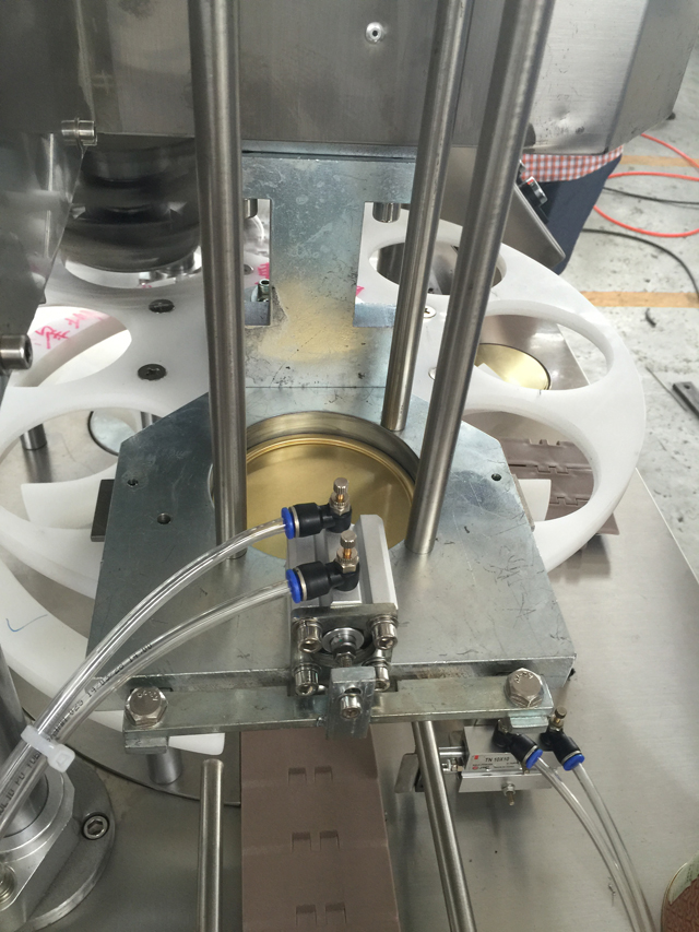 macchinario per sigillare le lattine.jpg