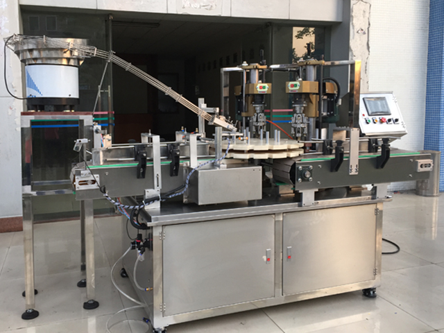 capping machine with 2 capping heads attrezzatura tappatrice a vite semi automatica.jpg