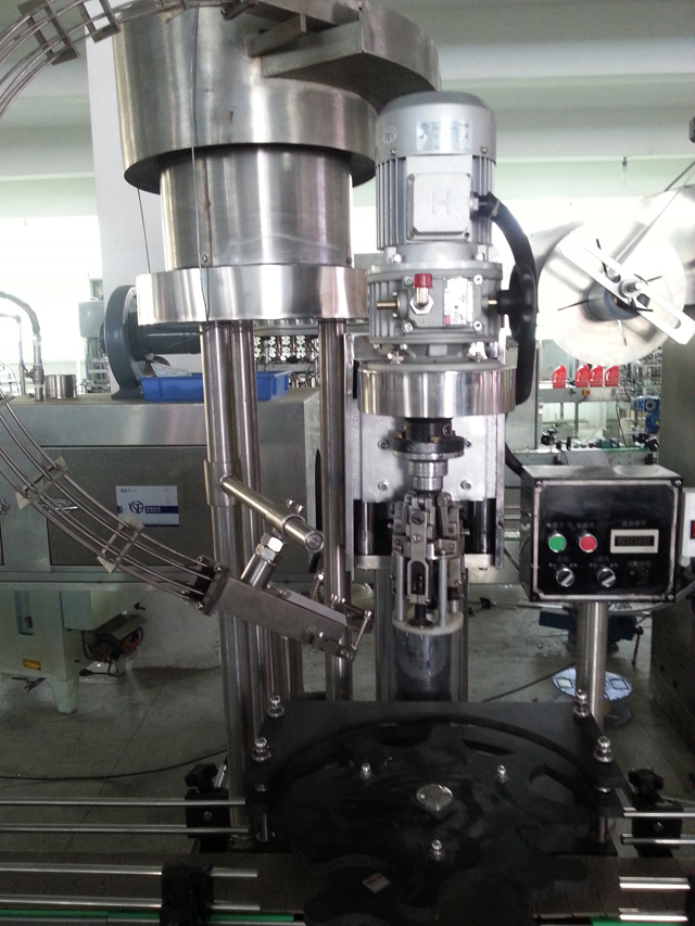 macchina tappatrice per bottiglie.jpg