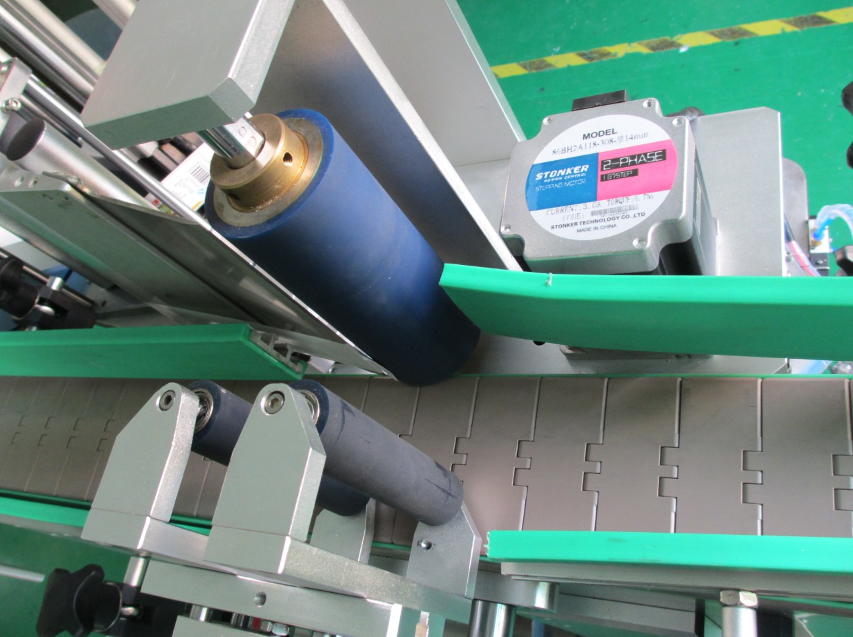 PLC controlling system bottle labeling machine ATTREZZATURE PER ETICHETTATURA BOTTIGLIE PLC2.jpg