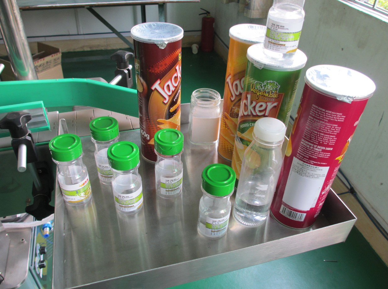 automatic vertical round bottle labeling equipment ETICHETTATRICE PER LATTINE ROTONDO ETIKETTIERMASCHINE.jpg