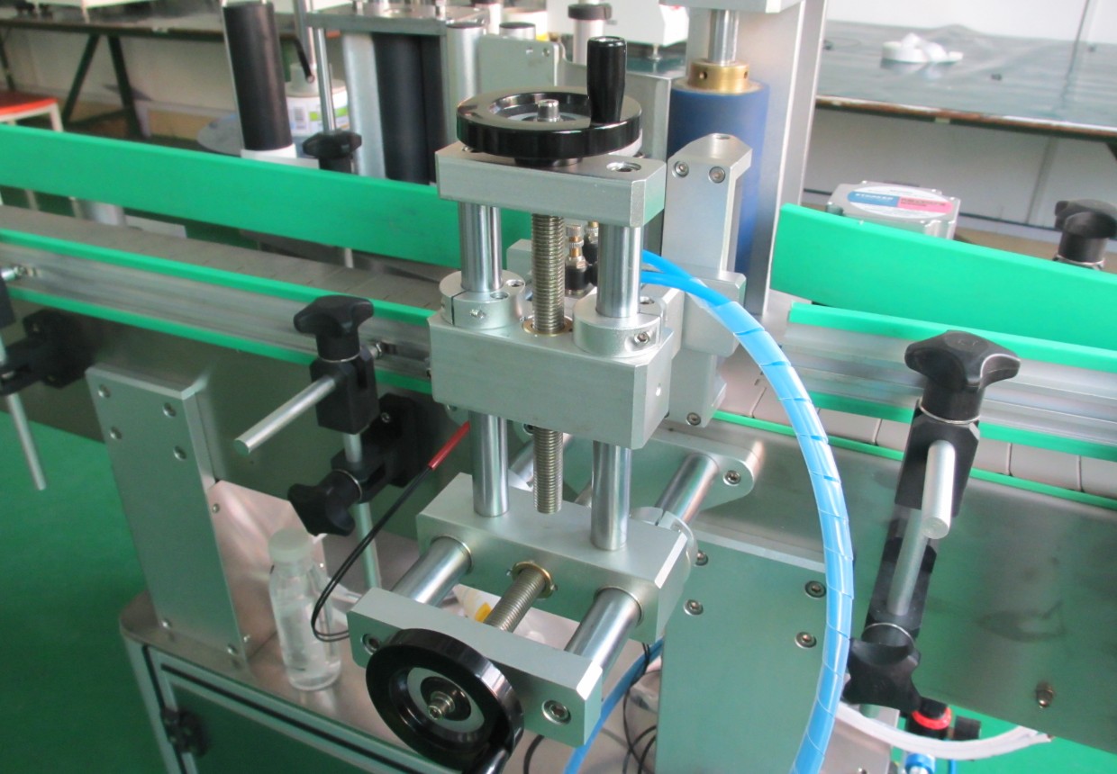 labeling machine with positioning system ATTREZZATURE PER ETICHETTATURA BOTTIGLIE PLC.jpg