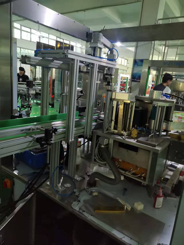 etichettatrice hot melt.jpg