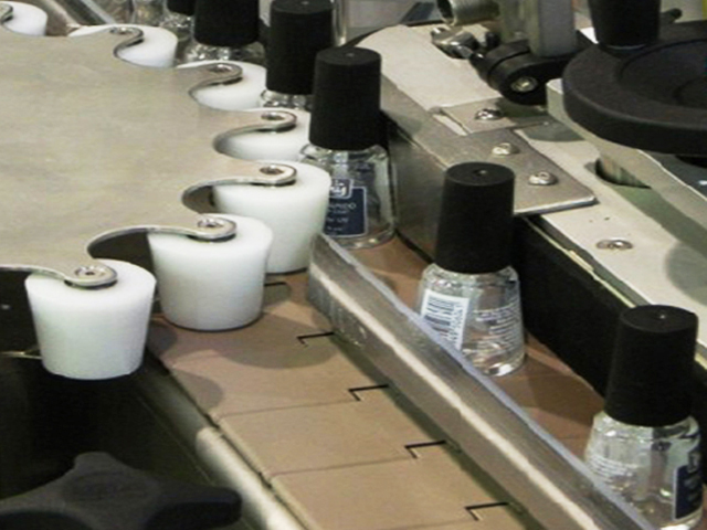 bottiglie con ruota a stella rotante per etichettatura.jpg