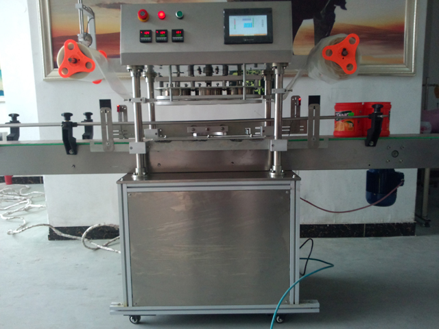 automatic three heads jars sealing equipment macchina sigillatrice per barattoli.jpg