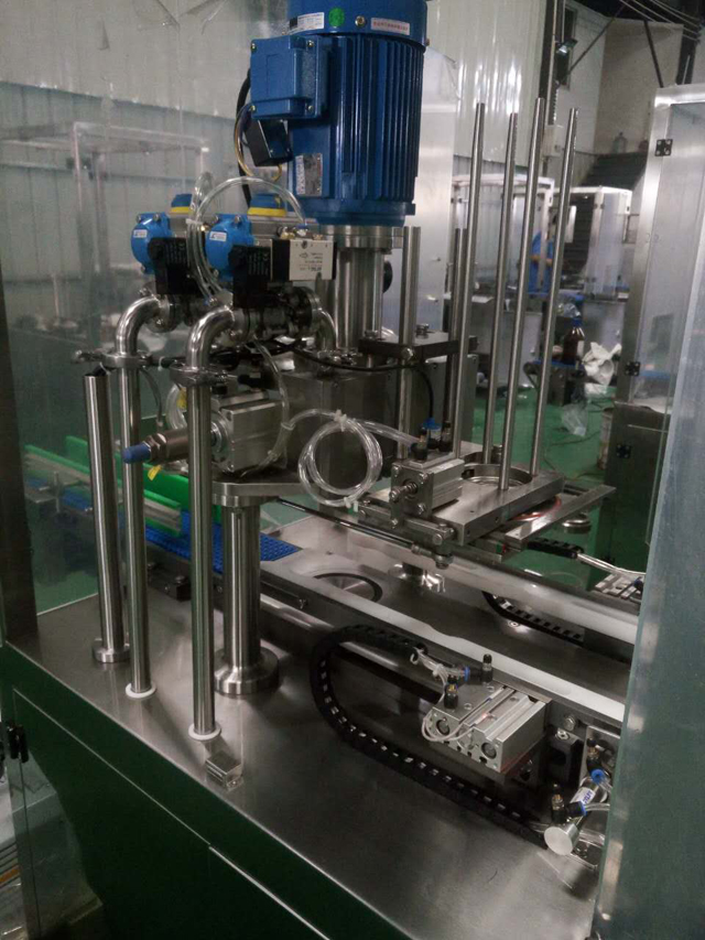 Ripresa ravvicinata per la macchina aggraffatrice sottovuoto.jpg