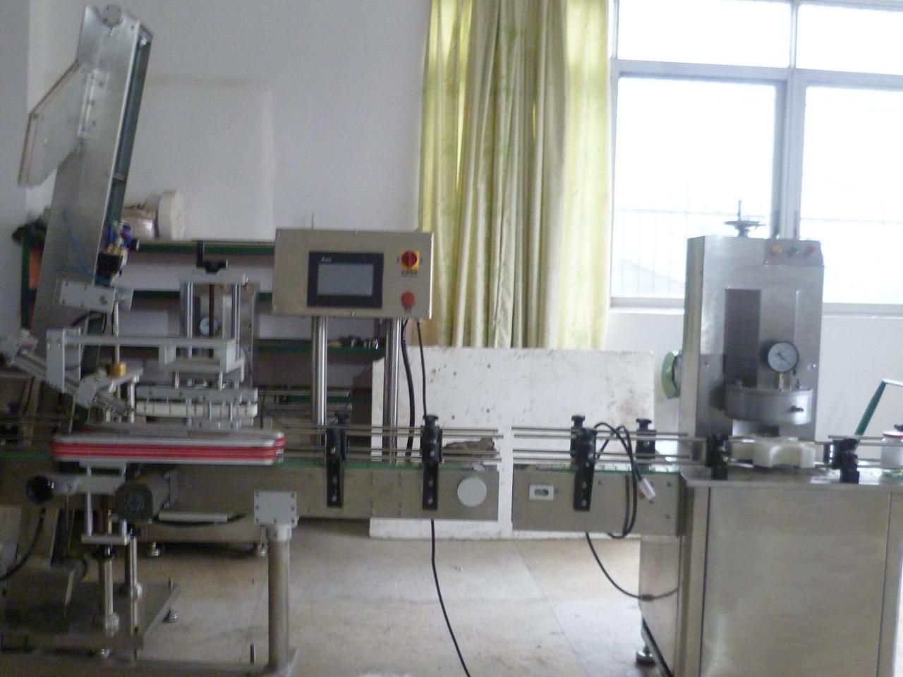 vacuum capping machine with cap placement tappatrice sottovuoto per barattolo di vetro.JPG