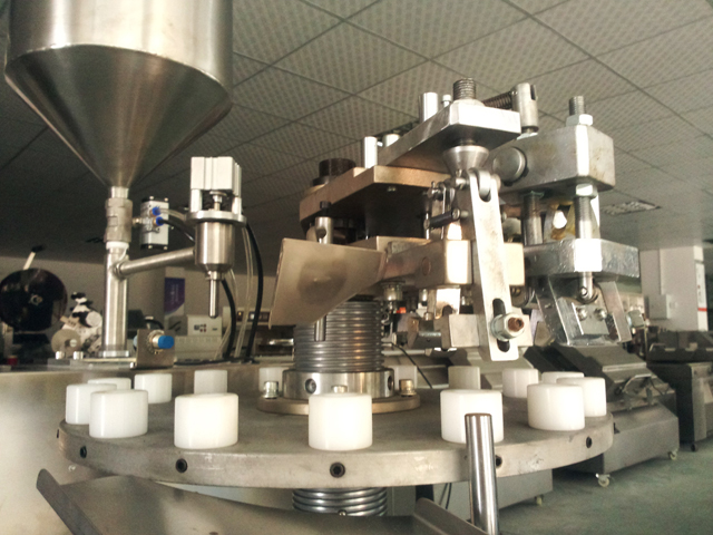 metal tubes filling folding machine macchine riempitrici e sigillatrici di tubi in stock.jpg