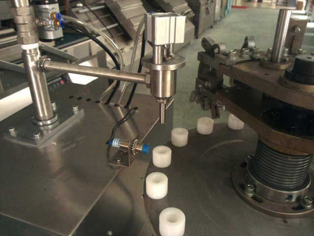 filling nozzles for aluminum tubes filling process riempimento sigillante per tubi metallici.jpg