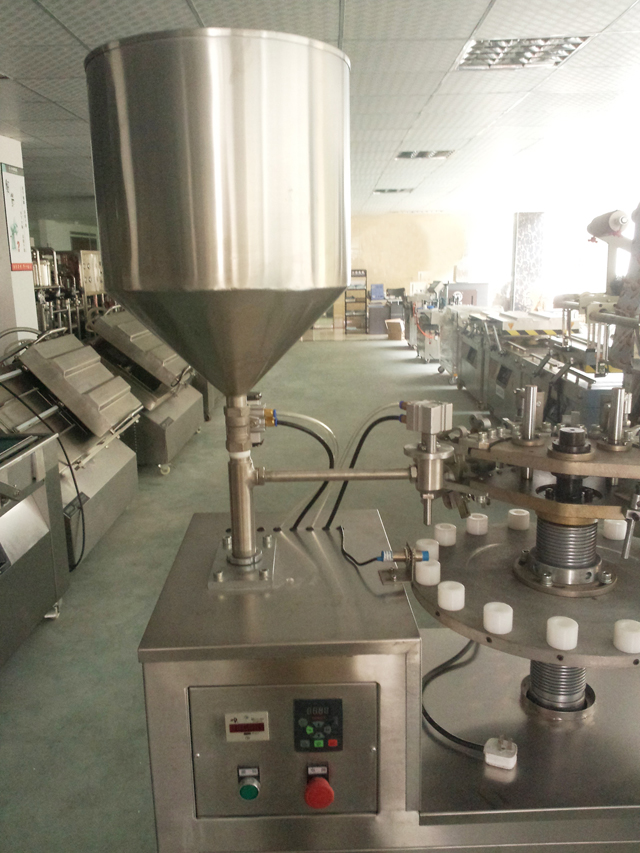 metal tubes filling sealing machine in stock tubi riempitrice sigillatrice tramoggia.jpg
