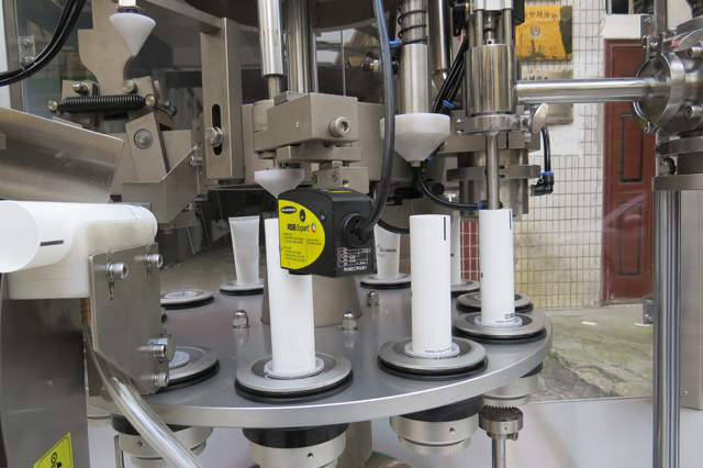 attrezzatura riempitrice sigillatrice per tubi.jpg