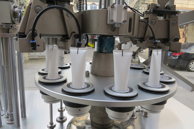 linea di riempimento e sigillatura del tubo.jpg