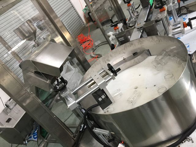 sistema di sollevamento del riordinatore di bottiglie.jpg