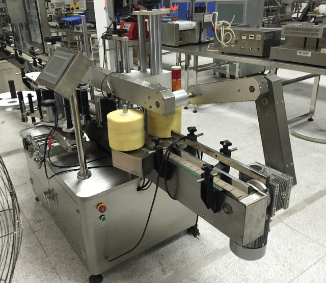 double side bottle labeling equipment attrezzatura_per_etichettatura_bottiglie_a_doppia_faccia.jpg